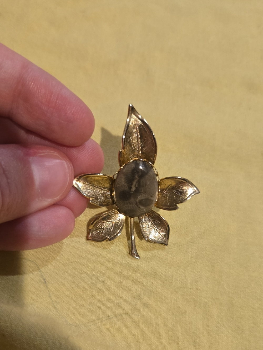 VINTAGE Leaf Brooch With Stone